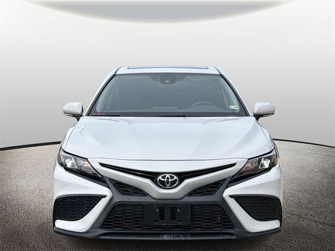 Used 2022 Toyota Camry SE w/ Cold Weather Package image 8