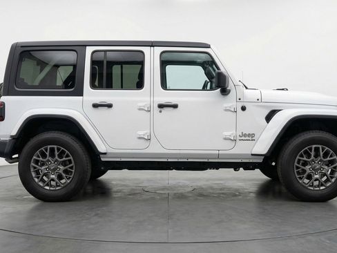Used 2025 Jeep Wrangler Sahara image 11