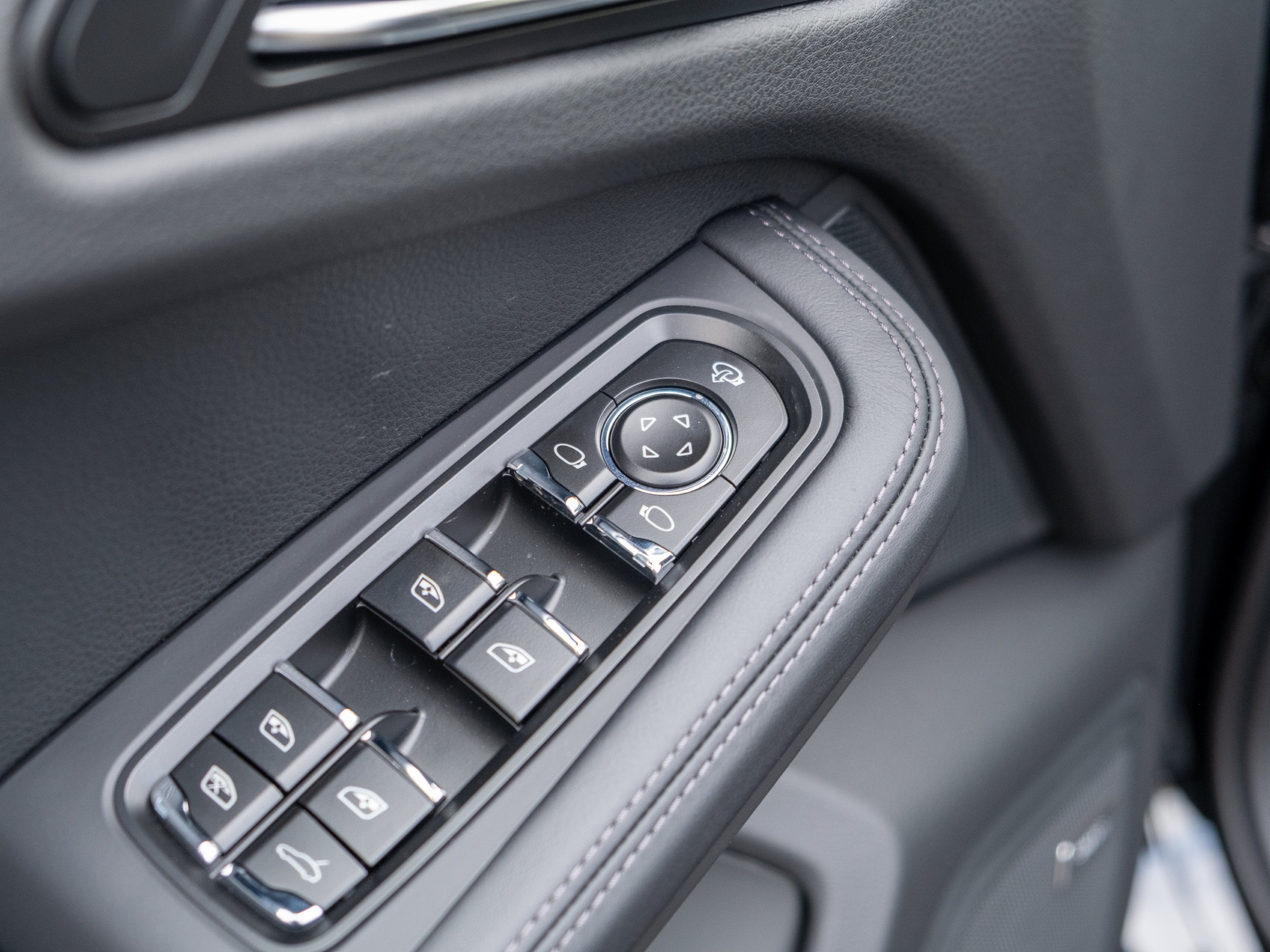 Certified 2026 Porsche Macan AWD/4WD image 42
