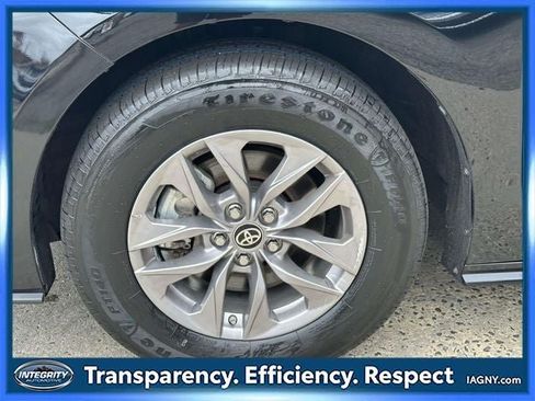 Used 2024 Toyota Sienna XLE FWD image 11