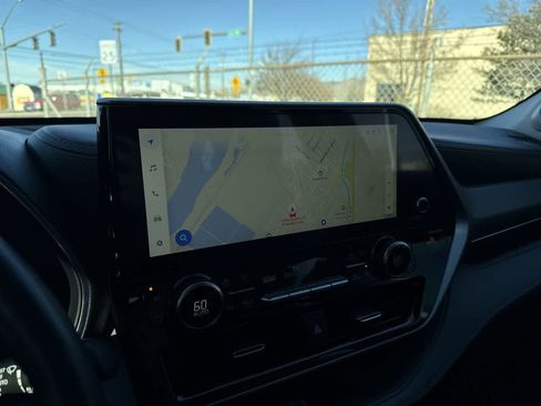 Used 2024 Toyota Highlander Platinum image 19