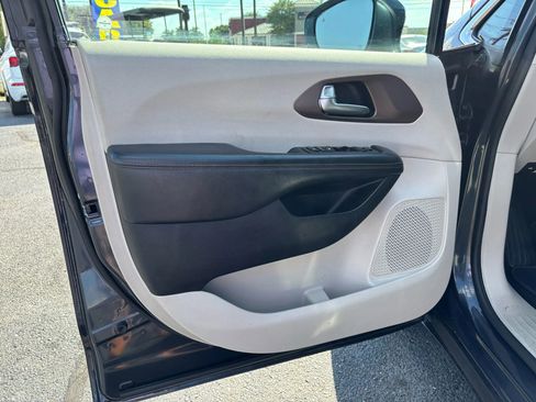 Used 2019 Chrysler Pacifica Touring-L w/ Advanced Safetytec Group FWD image 23