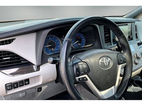 Used 2017 Toyota Sienna XLE w/ XLE Navigation Package AWD/4WD image 17