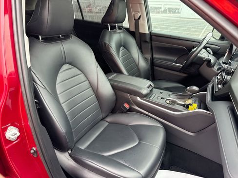 Used 2022 Toyota Highlander XLE image 27