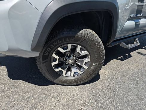 Used 2018 Toyota Tacoma TRD Off-Road AWD/4WD image 2