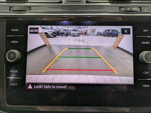 Used 2022 Volkswagen Tiguan SE w/ Panoramic Sunroof Package AWD/4WD image 13
