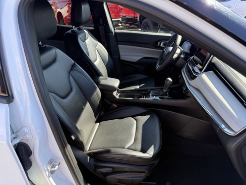 Used 2024 Jeep Compass Limited image 9