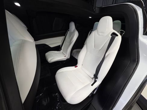 Used 2022 Tesla Model X image 29