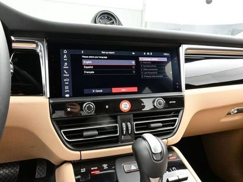 Certified 2025 Porsche Macan AWD/4WD image 10
