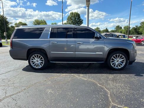Used 2019 Cadillac Escalade ESV Luxury AWD/4WD image 14