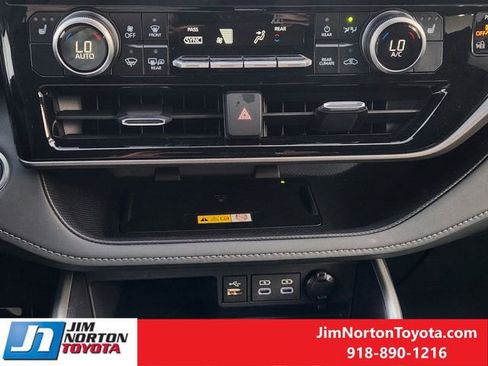 Used 2025 Toyota Highlander XLE FWD image 21