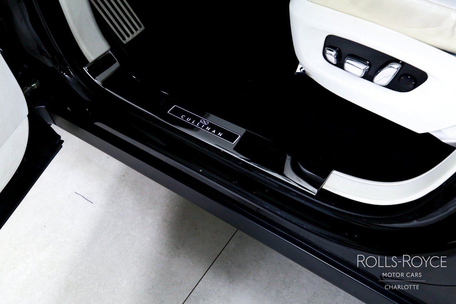 Used 2021 Rolls-Royce Cullinan Black Badge AWD/4WD image 16