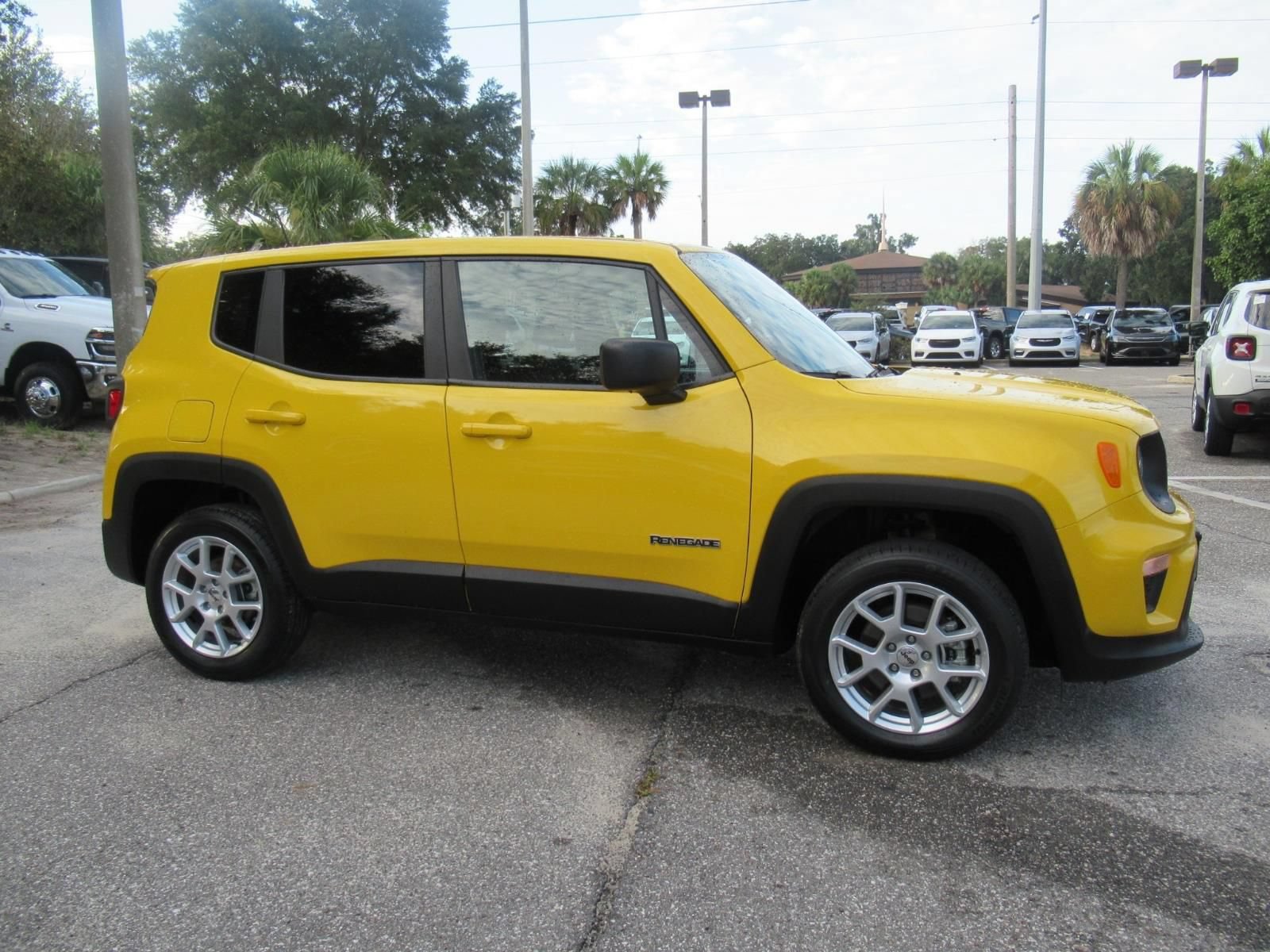 Certified 2023 Jeep Renegade Latitude AWD/4WD image 2