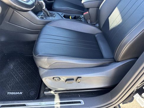Used 2022 Volkswagen Tiguan SE R-Line image 11
