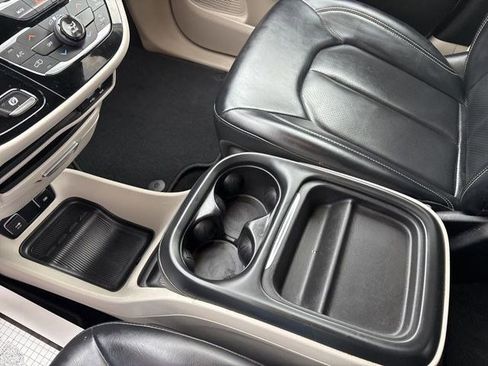 Used 2020 Chrysler Voyager Lxi image 27