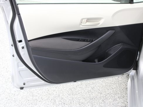 Used 2025 Toyota Corolla LE FWD image 12