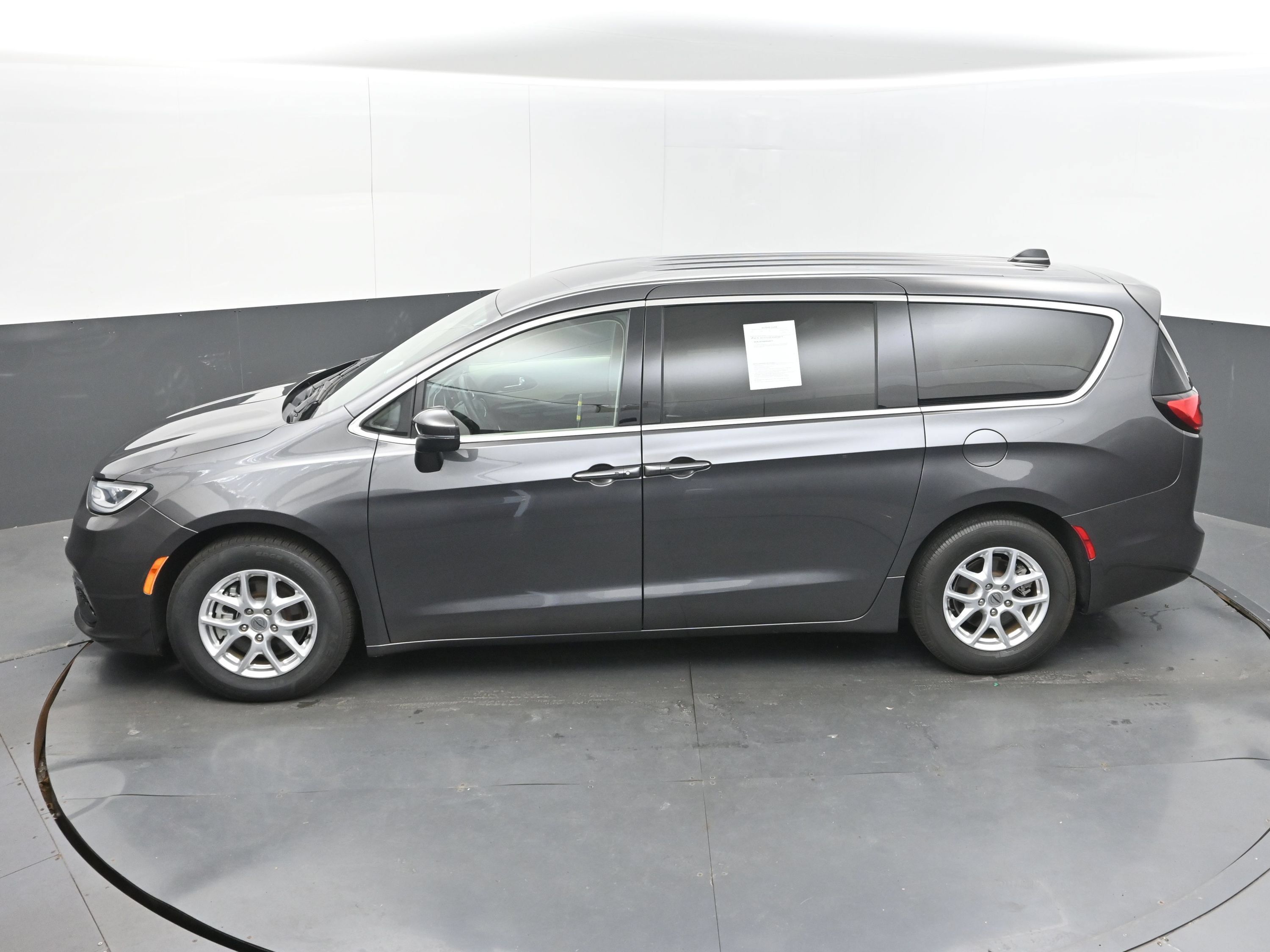 Used 2023 Chrysler Pacifica Touring-L FWD image 35