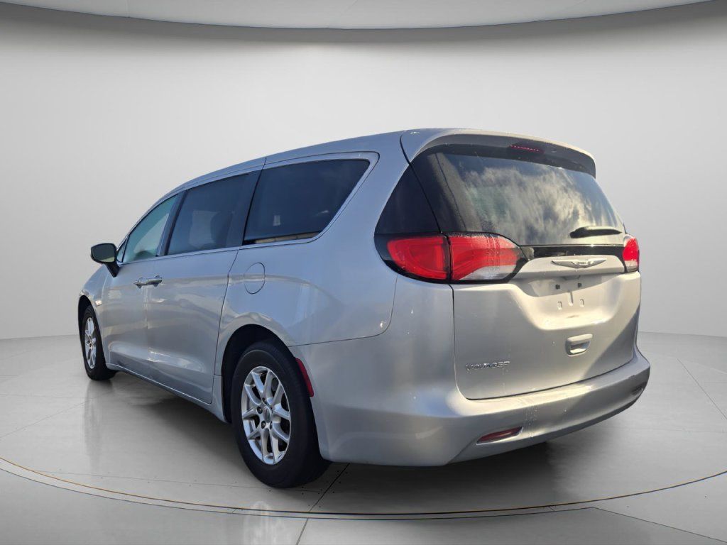 Used 2022 Chrysler Voyager LX FWD image 4