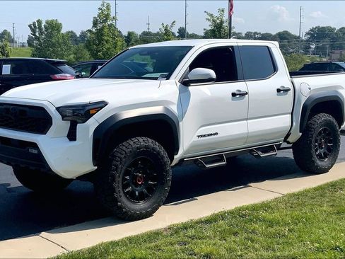 Used 2025 Toyota Tacoma TRD Off-Road w/ TRD Off Road Upgrade Package AWD/4WD image 5