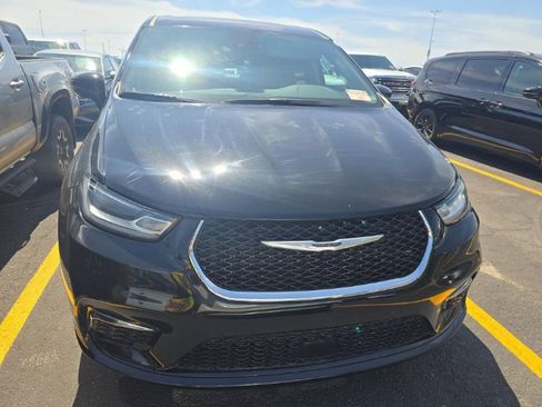 Used 2024 Chrysler Pacifica Touring-L FWD image 3