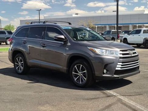 Used 2018 Toyota Highlander XLE FWD image 2