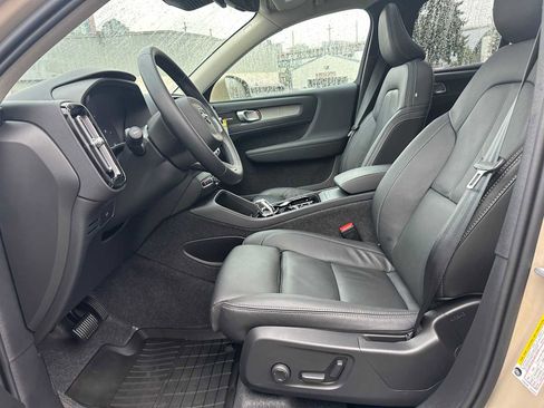 Used 2025 Volvo XC40 B5 Ultra w/ Climate Package image 19