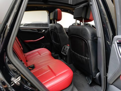 Used 2024 Porsche Macan w/ Premium Plus Package AWD/4WD image 39