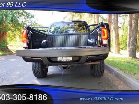 Used 2017 Toyota Tacoma TRD Off-Road w/ Premium & Technology Package AWD/4WD image 30