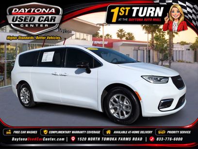 Used 2025 Chrysler Pacifica Select