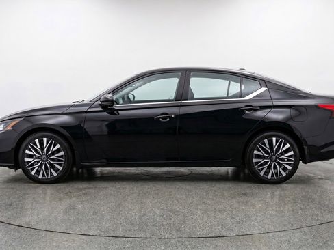Used 2025 Nissan Altima 2.5 SV FWD image 5