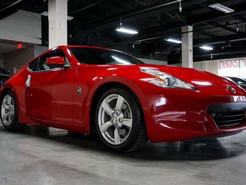 Used 2010 Nissan 370Z Touring image 2