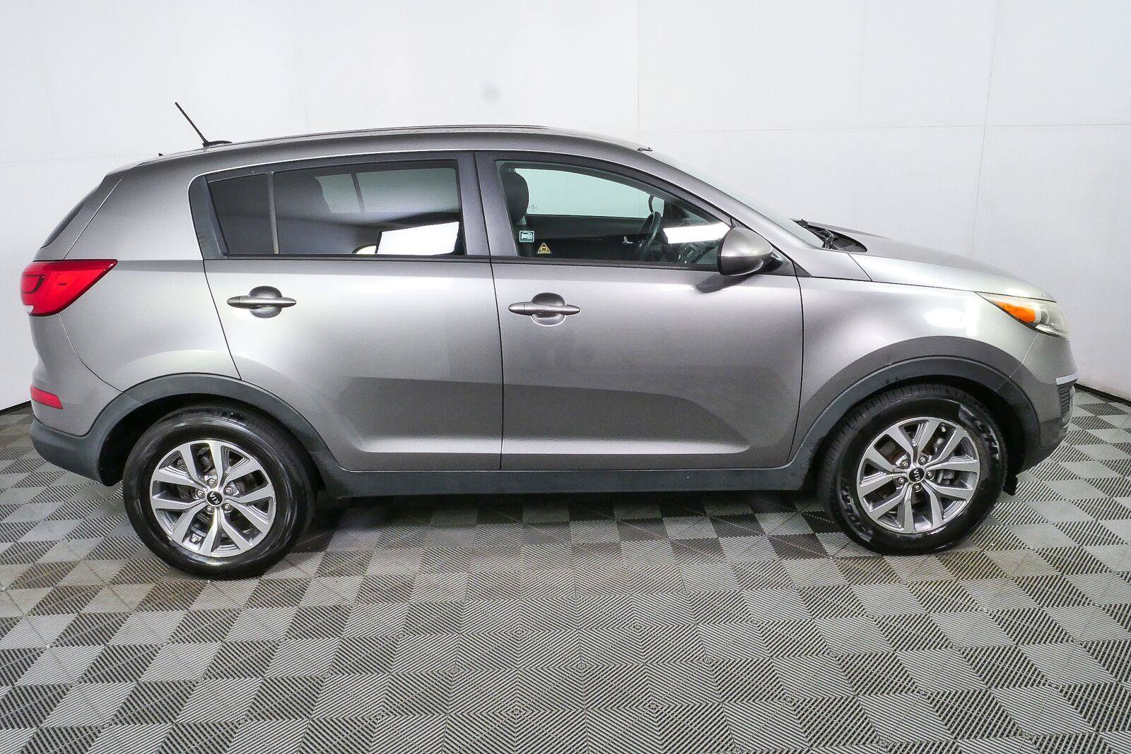 Used 2016 Kia Sportage LX FWD image 2