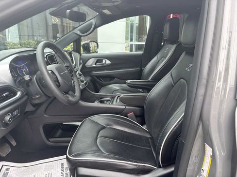 Used 2025 Chrysler Pacifica Limited FWD image 2