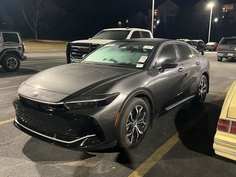 Used 2023 Toyota Crown Limited image 1