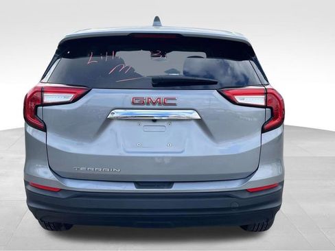 Used 2024 GMC Terrain SLE image 3