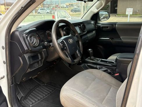 Used 2017 Toyota Tacoma SR image 6