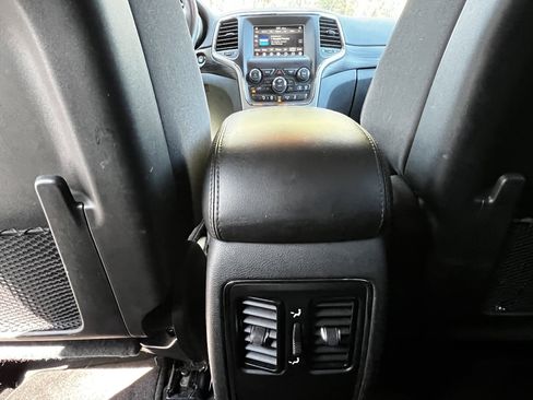 Used 2019 Jeep Grand Cherokee Laredo image 36