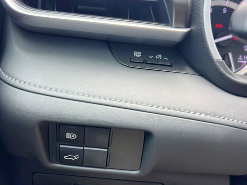 Used 2022 Toyota Highlander XLE AWD/4WD image 17