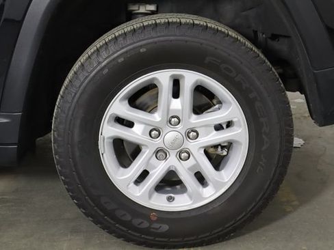 Used 2023 Jeep Grand Cherokee Laredo AWD/4WD image 38