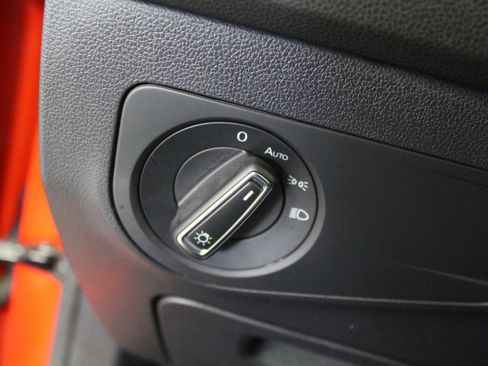 Used 2018 Volkswagen Tiguan SE w/ Panoramic Sunroof Package image 11