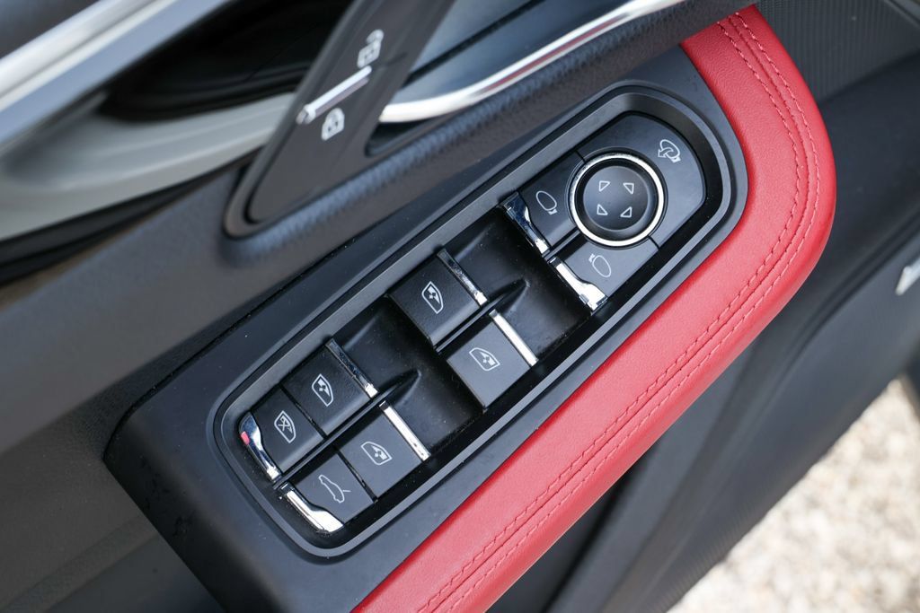 Certified 2026 Porsche Macan AWD/4WD image 28