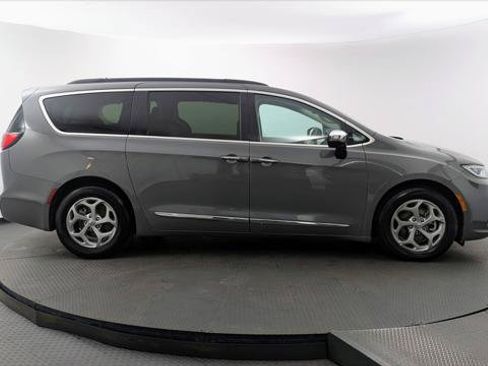 Used 2023 Chrysler Pacifica Limited FWD image 9