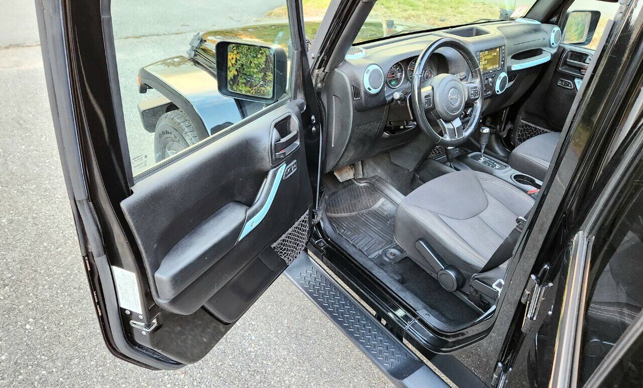 Used 2015 Jeep Wrangler Unlimited Sahara AWD/4WD image 27