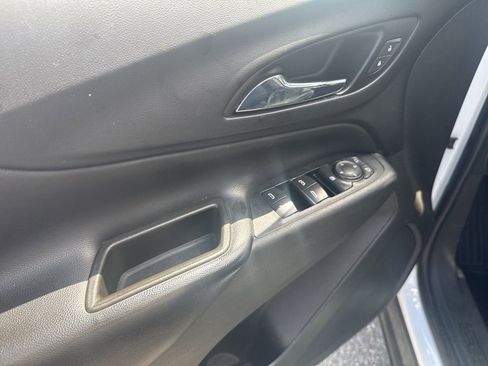 Used 2018 Chevrolet Equinox LT image 16