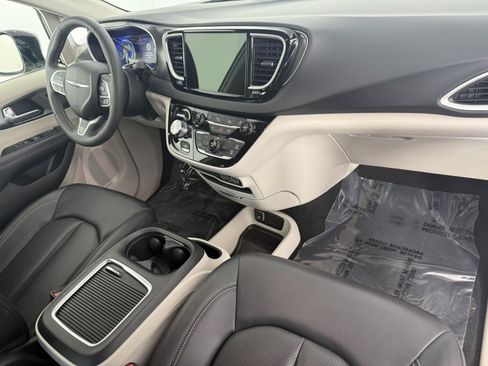 Used 2024 Chrysler Pacifica Touring-L FWD image 11