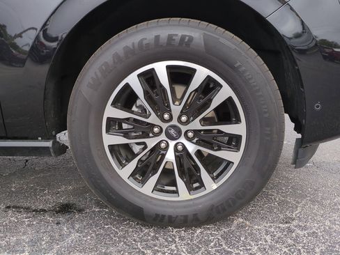 Used 2025 Ford Expedition Max Platinum image 11