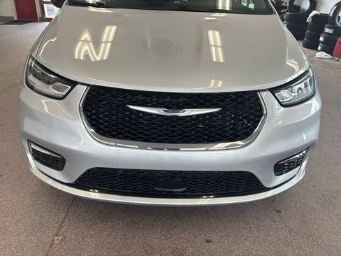 Certified 2024 Chrysler Pacifica Touring-L FWD image 3