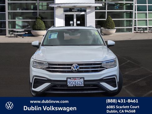 Certified 2023 Volkswagen Tiguan SE w/ Panoramic Sunroof Package image 2