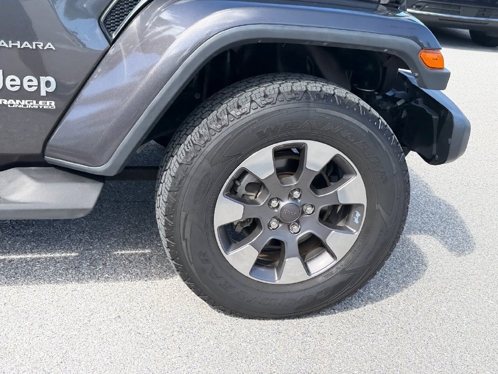 Used 2018 Jeep Wrangler Unlimited Sahara AWD/4WD image 9