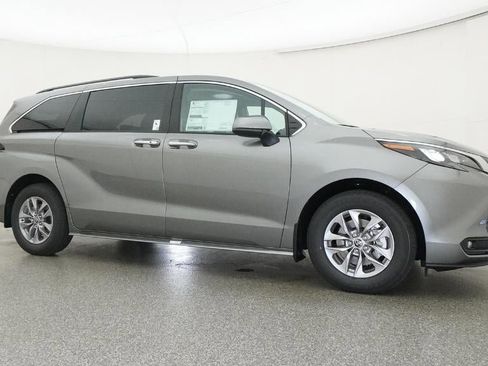 New 2026 Toyota Sienna XLE FWD image 28